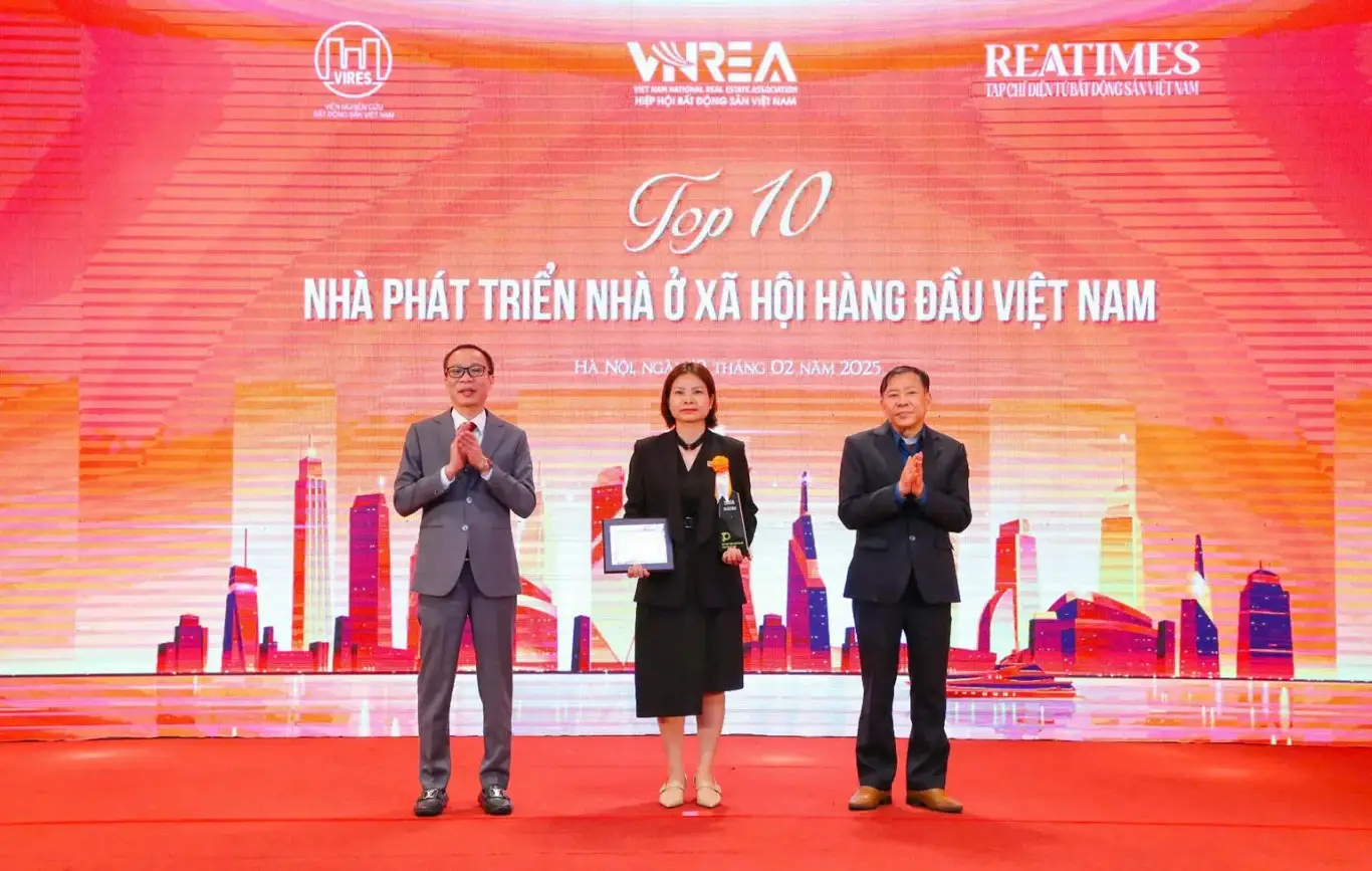 Bà Mai Thị Diễm Trang, Giám đốc Khối Quản lý Thương hiệu Kim Oanh Group, đại diện nhận giải thưởng “Top 10 nhà phát triển nhà ở xã hội hàng đầu Việt Nam”.