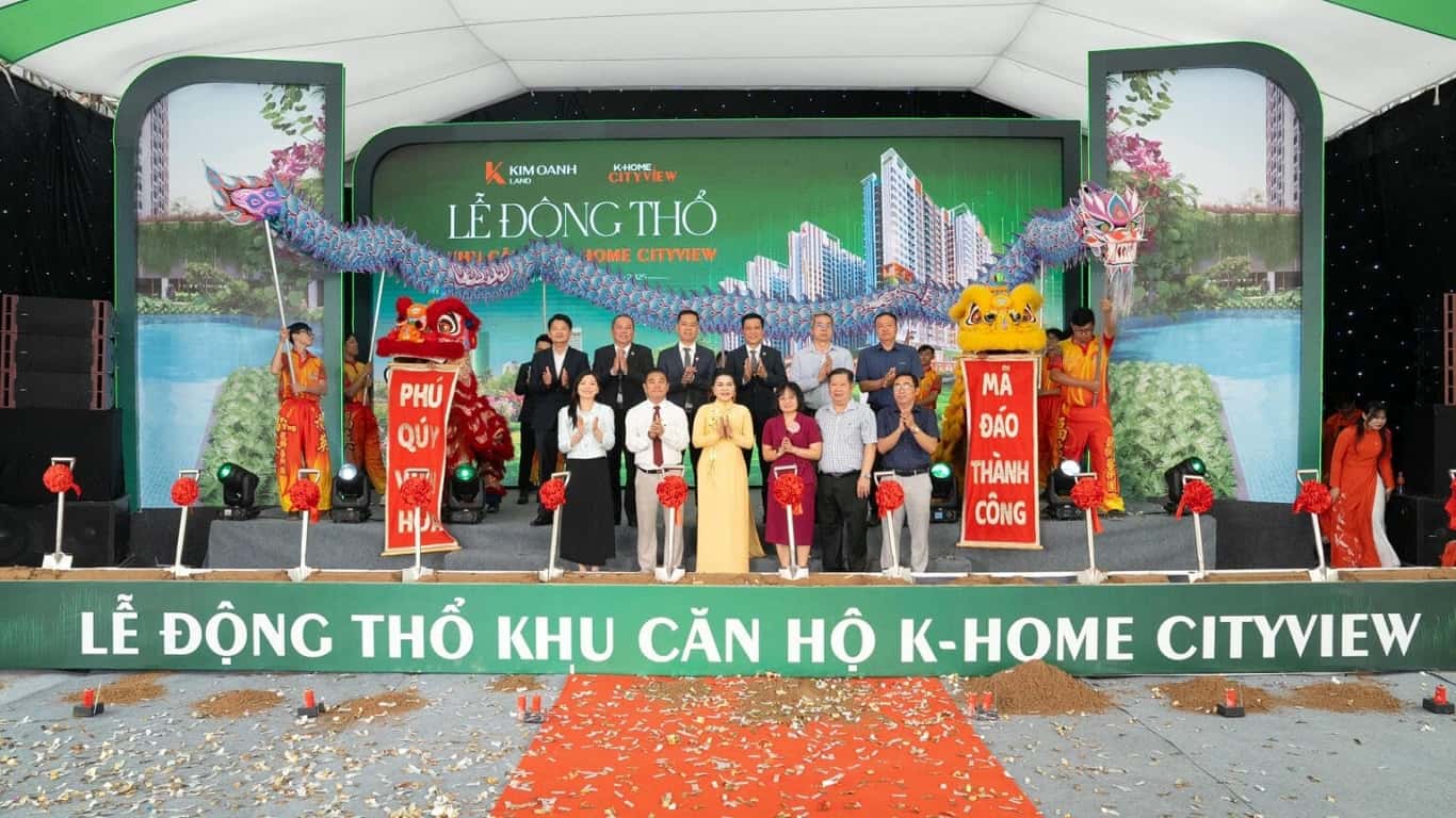 kim oanh land chụp hình cùng lãnh đạo tỉnh
